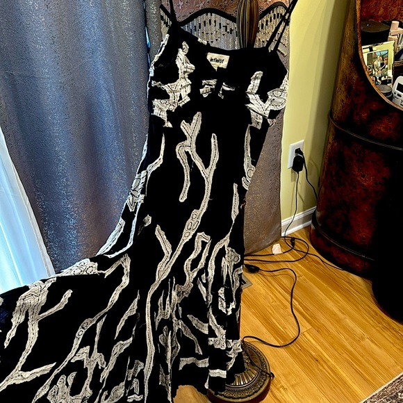 Black and white midi dress. Linen fabric .French brand. Side zipper - Picture 1 of 4